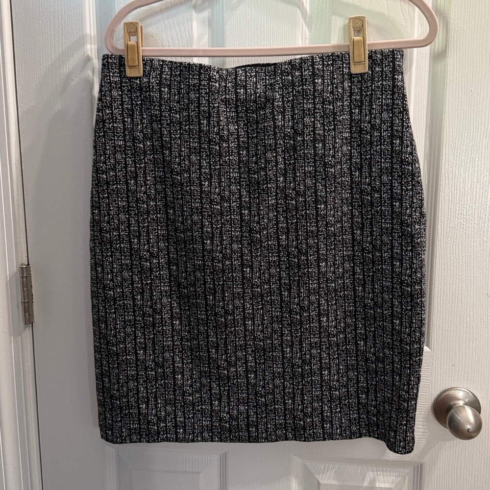 Kasper Black and White Skirt